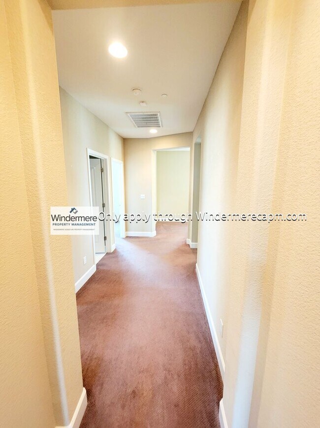 Building Photo - 1563 Parkside Way
