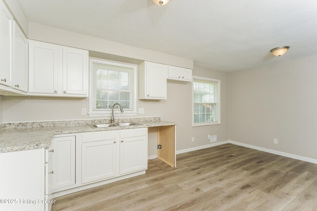 Building Photo - 6102 Jessamine Ln