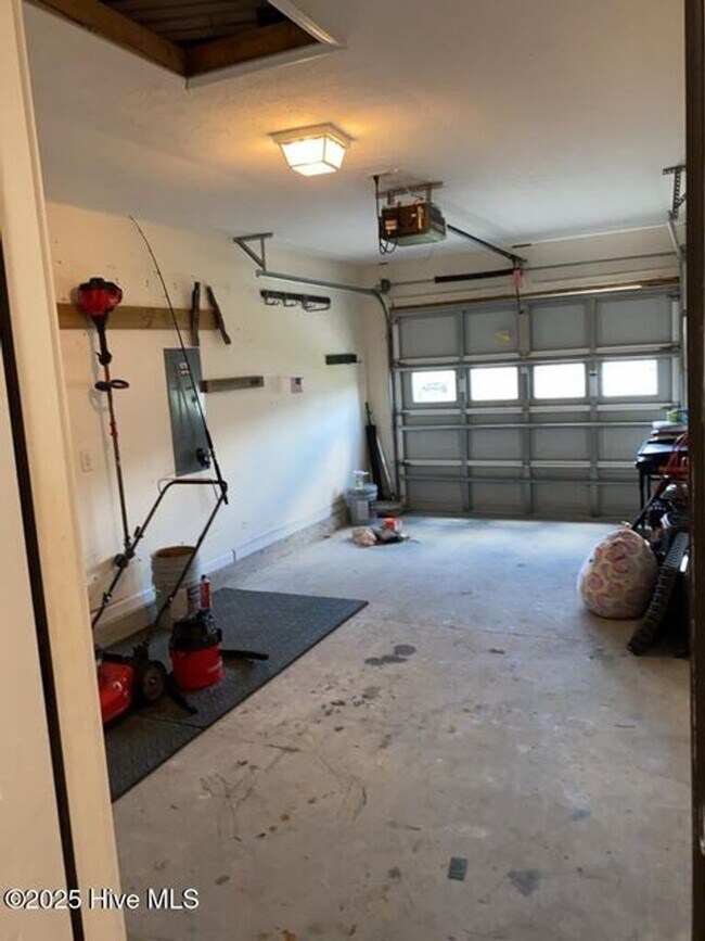 Building Photo - 206 Red Carnation Dr