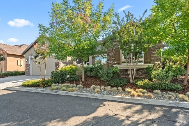 Building Photo - 8099 Traditions Ct