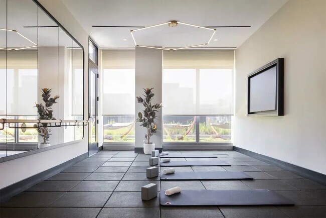 Building Photo - 164 N Peoria St