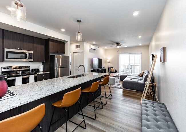 Building Photo - 2 Bedroom 2 Bath Luxury Apartment near Garden of the Gods and Ute Valley