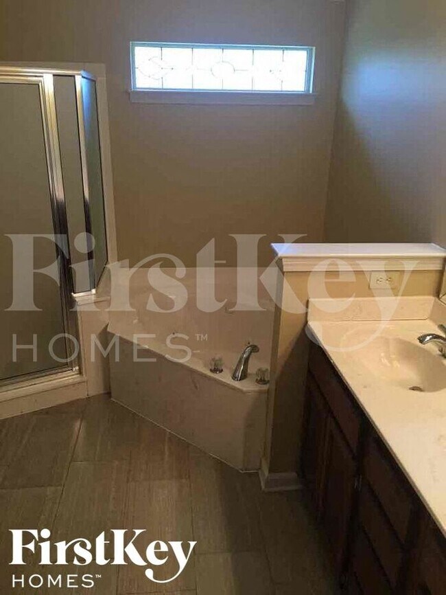 Building Photo - 4143 Ravenwood Dr N