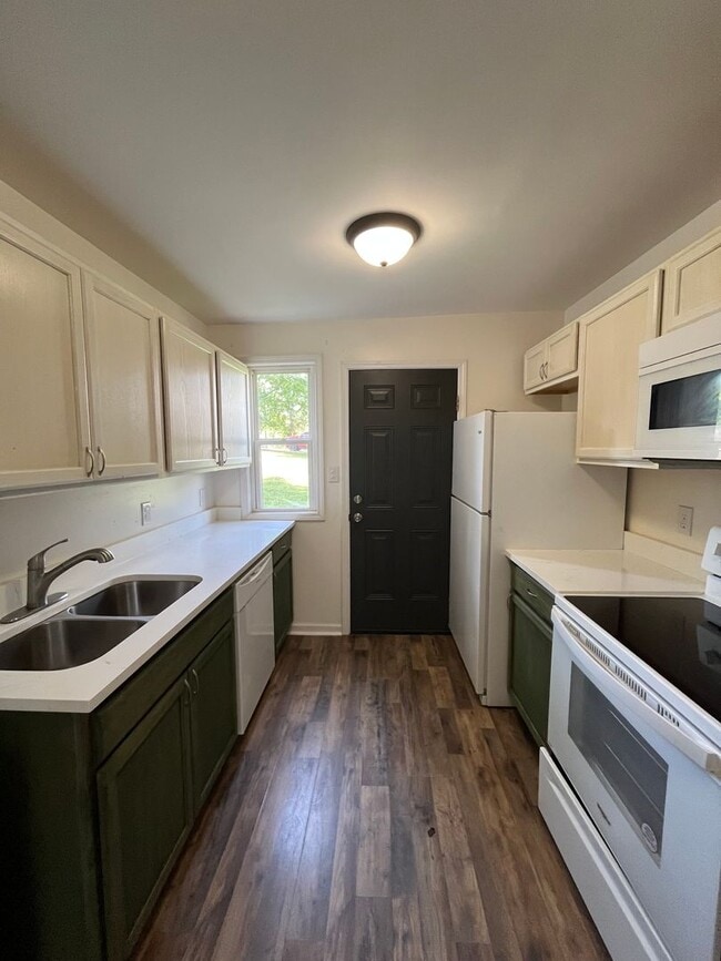 Building Photo - 2BR/1BA Renovated Triplex Unit – Prime Location Near Meharry, TSU, and Vandy!