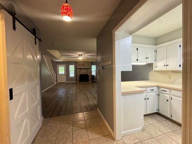 Building Photo - 905 Rambling Oaks Dr