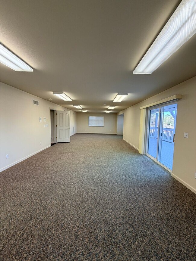 Building Photo - Beautiful Lakefront Home in the Vineyard! 55+ community