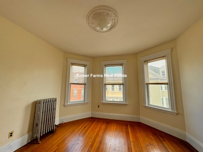 Building Photo - 144 Hillside St