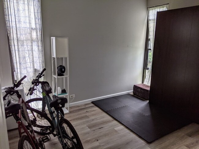Building Photo - 3 bedrooms, 2 full bathrooms Quiet End Unit