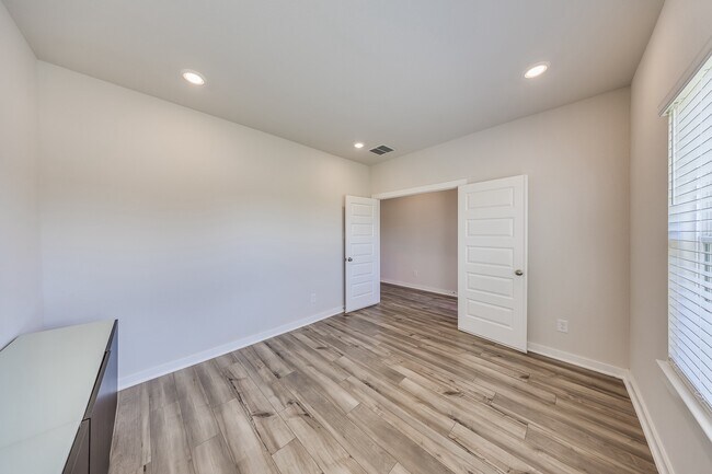 Building Photo - 12930 Royal Ann Wy