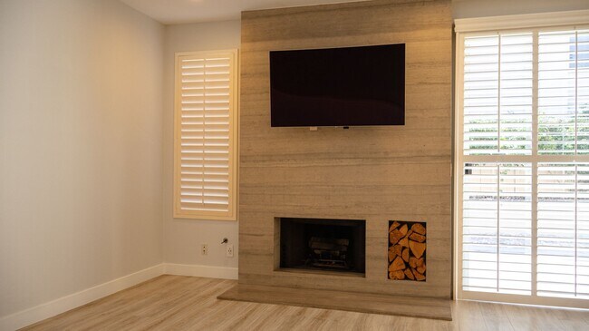 Building Photo - Gorgeous 3 bedrooms 2.5 baths townhome in ...