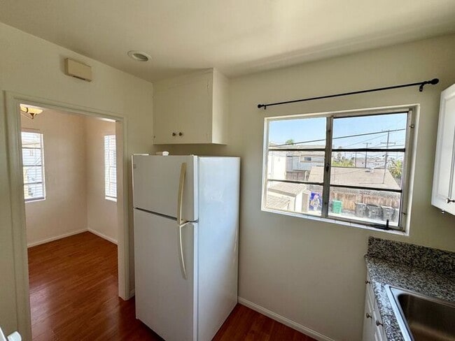 Building Photo - Welcome to our spacious 1-bedroom, 1-bathr...