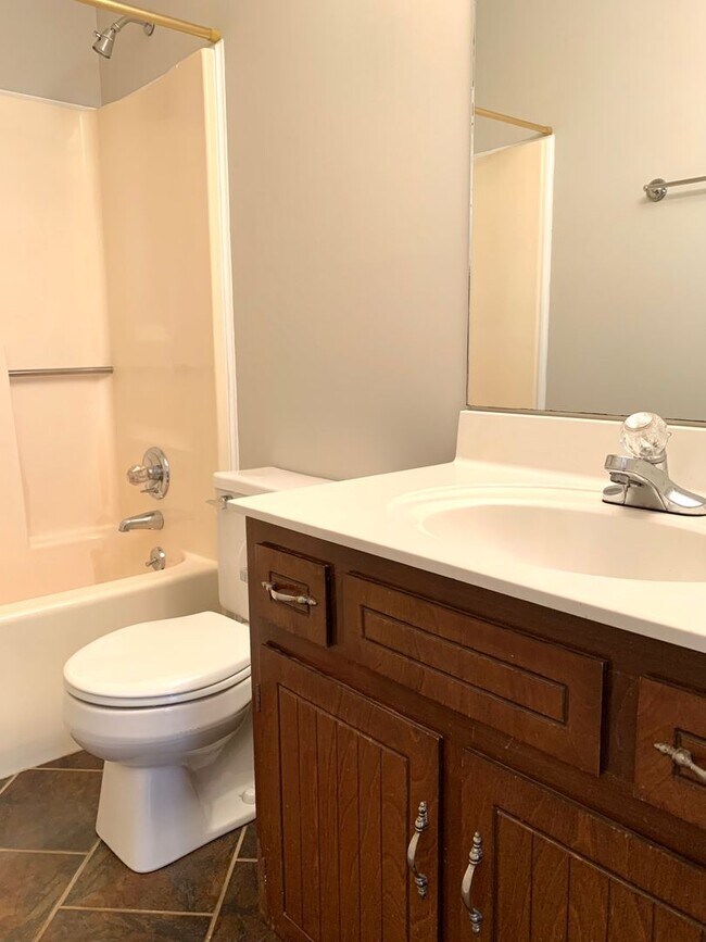 Building Photo - 212 Bradley Ct