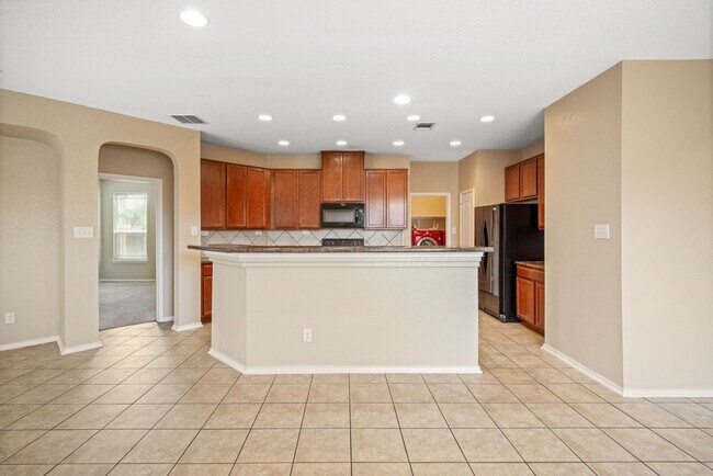 Building Photo - 4 Bedroom/2.5 Bath Mustang Valley Subdivision