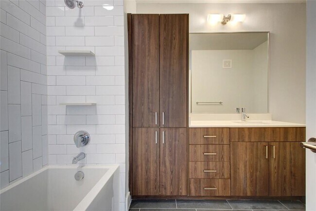 Building Photo - 2213 Poquito St