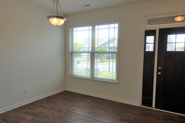 Building Photo - 153 Bur Oak Dr