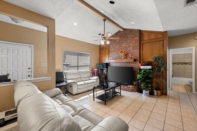 Building Photo - Quiet Cedar Hill Duplex on a Cul-d-sac
