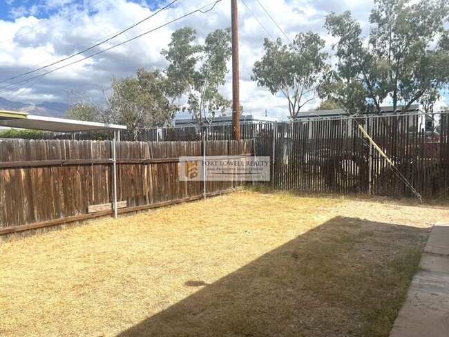 Building Photo - 2 bed 1 bath washer/dryer hookups fenced yard