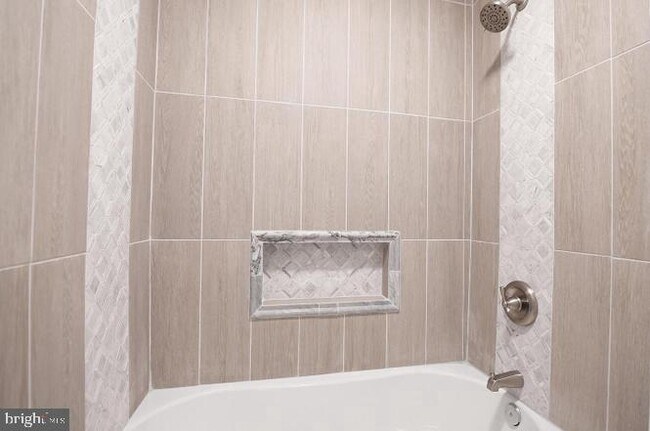 Building Photo - 2624 Llewelyn Ave