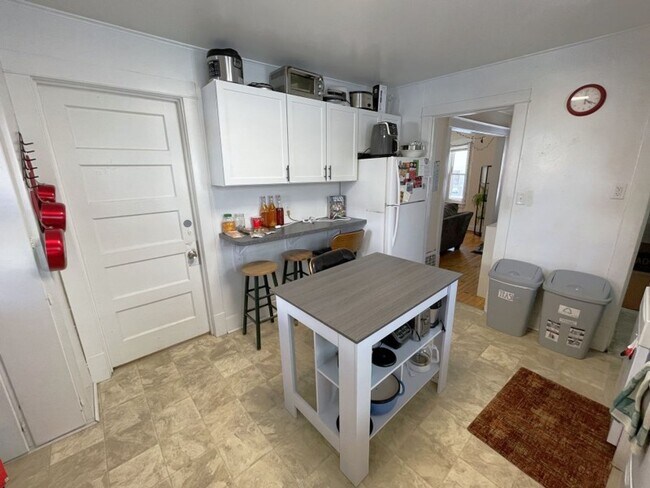 Building Photo - 1318 St James Ct