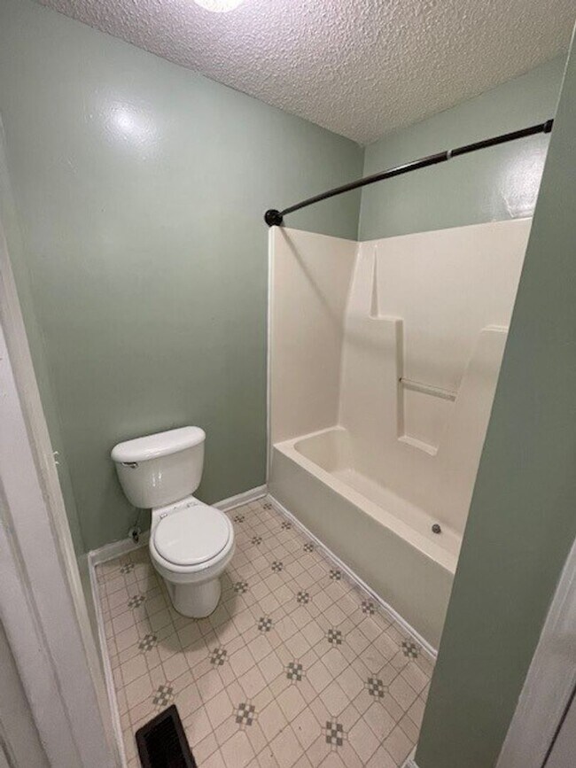 Building Photo - READY TO MOVE IN! 3 BEDS/2 BATHS!