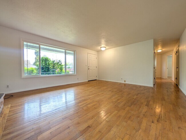 Building Photo - 3-Bedroom, 2-Bath Home In The River Road A...
