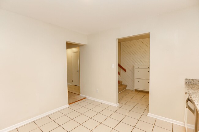 Building Photo - Spacious Townhome Move in Ready!!
