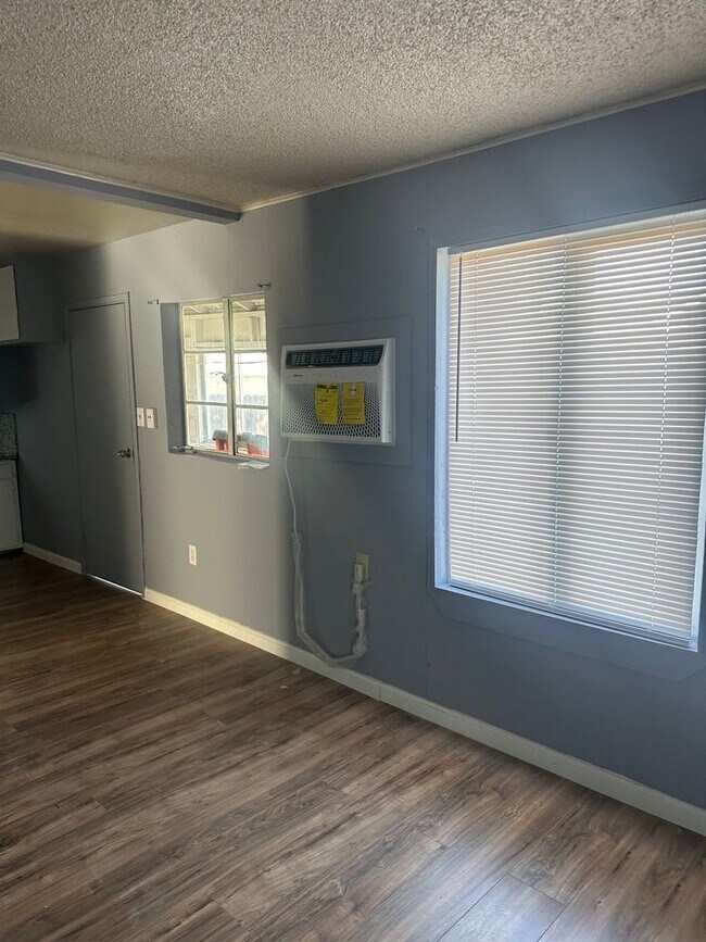 Building Photo - Charming Living in the Heart of Turlock