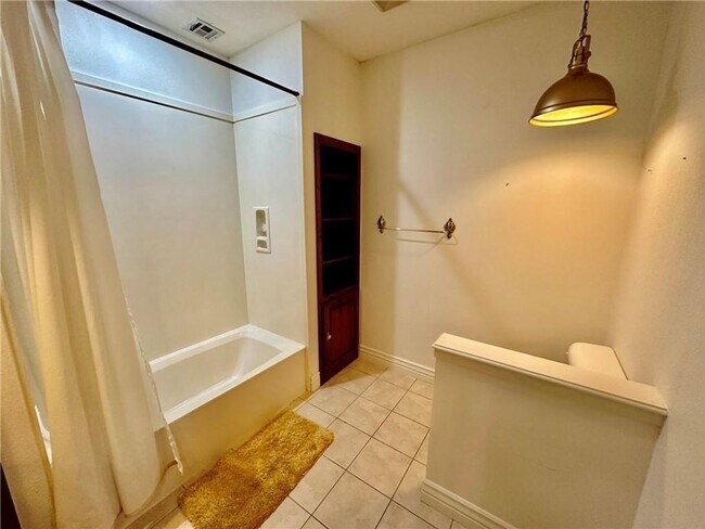 Building Photo - Prime Location 4 Bedroom 3 1/2 bath 2 garages!