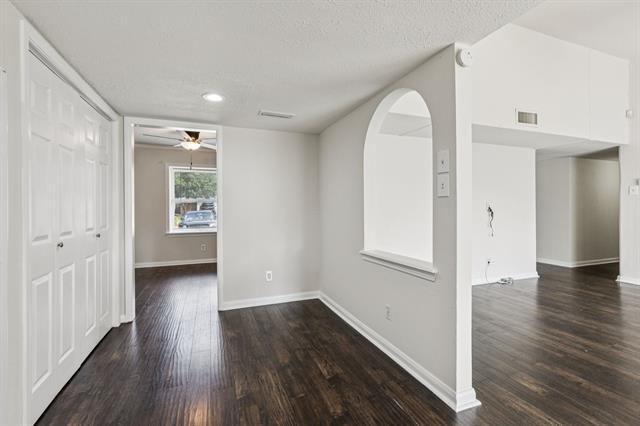 Building Photo - 918 Sleepy Hollow Dr