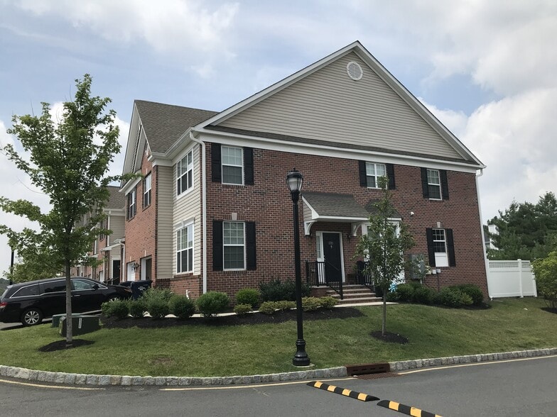 Building Photo - 2315 Berkshire Ln