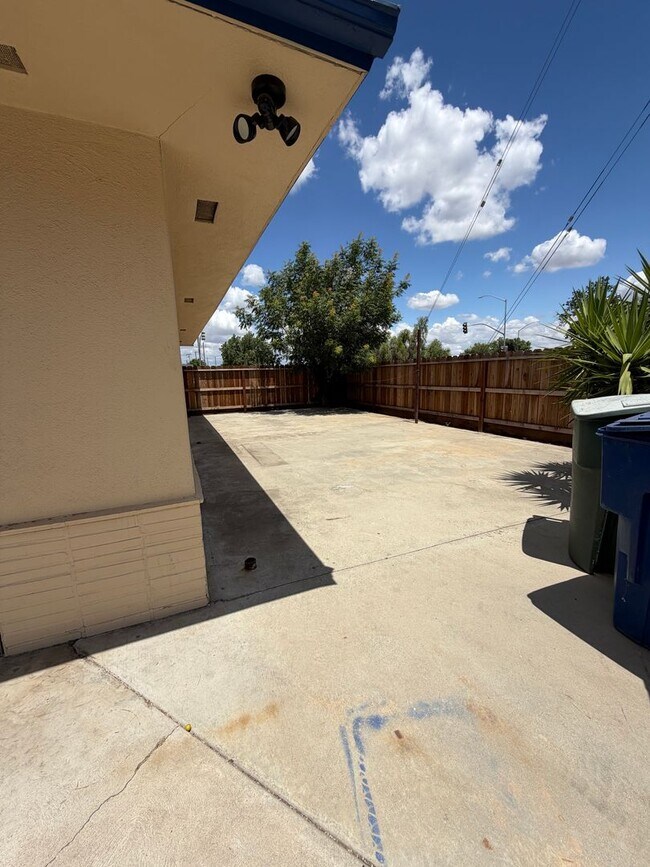 Building Photo - Large 3/3 Single-Family Home With Giant Yard
