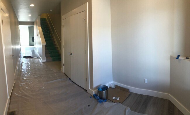 Building Photo - Modern Townhome, Centrally located.
