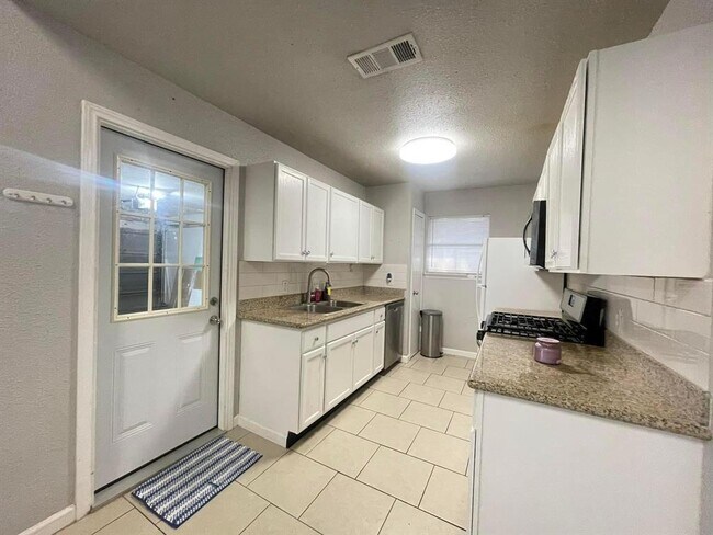 Building Photo - 14227 Clear Forest Dr