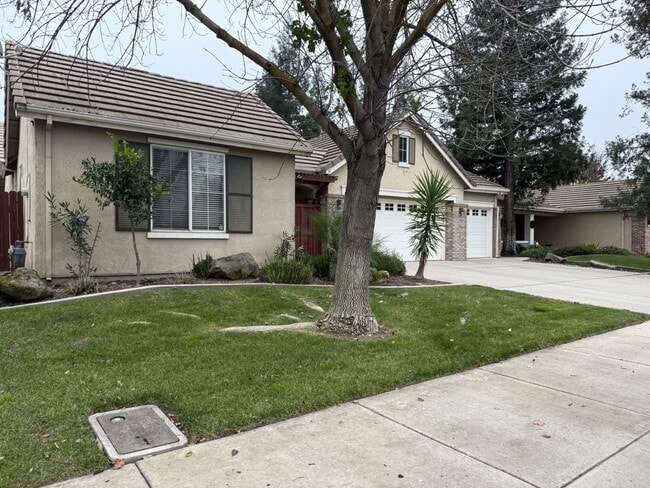 Building Photo - Polished and Chic 4/2 Available NOW!!