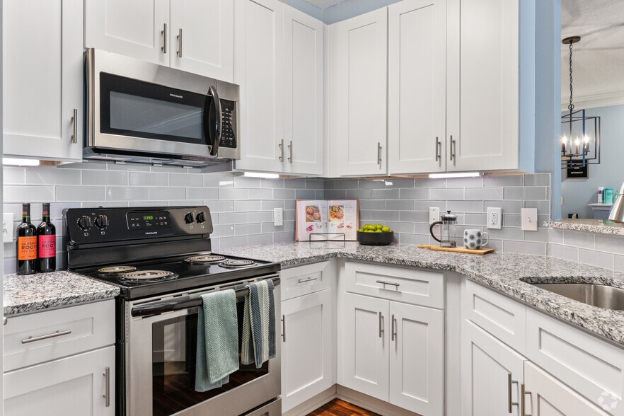 2BR, 2BA - 1295SF - Kitchen - Stonegate Apartment Homes