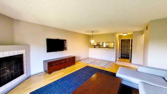 Building Photo - Spacious 2-bedroom condo in Downtown Long ...