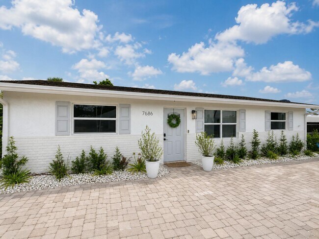 Building Photo - 7686 SE Hilltop Terrace