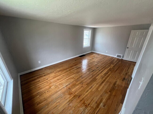 Building Photo - 525 E 222nd St