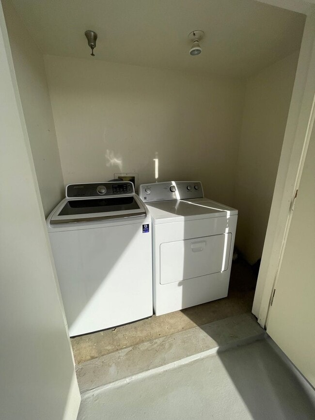 Building Photo - Remodeled Condo in Central Oxnard Gated Community!