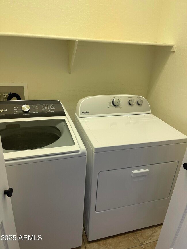 Building Photo - 4 W Saddle Way