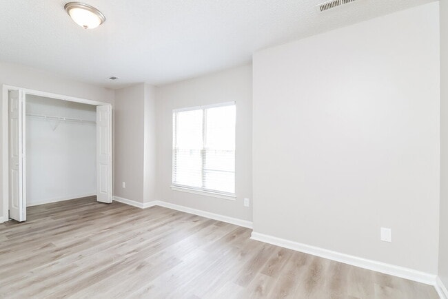 Building Photo - 350 Prescott Ct