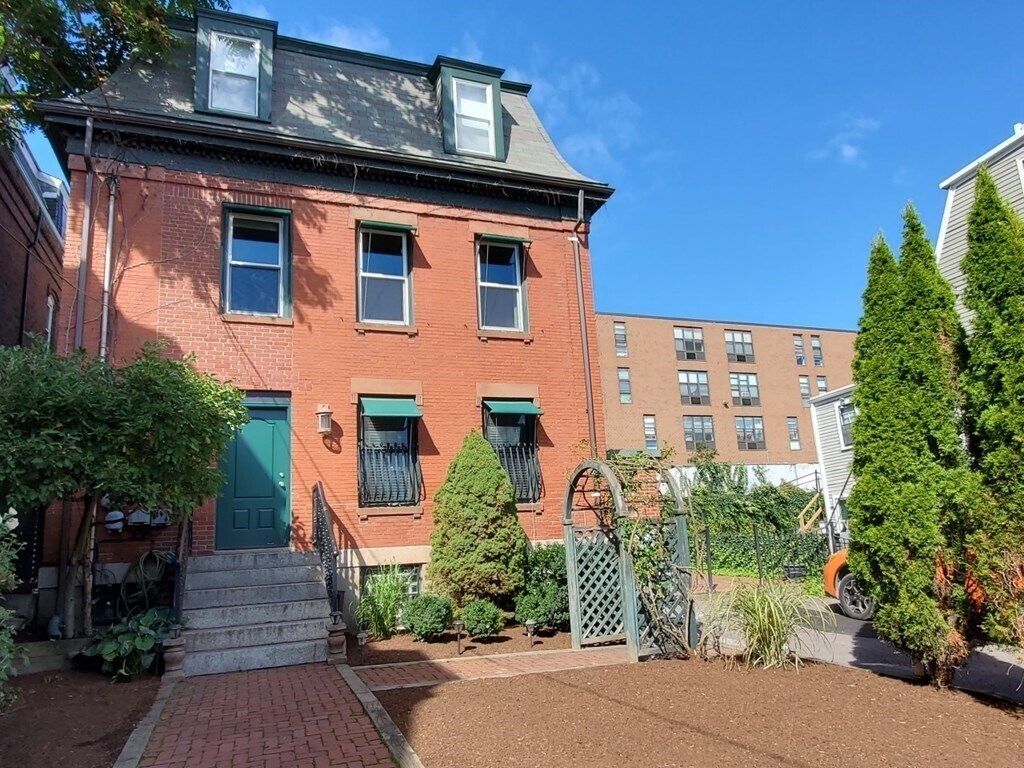 Building Photo - 21 Parker St