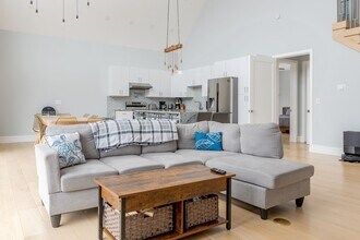 Building Photo - Luxury 5-Bedroom Retreat on 6.5 Acres — Furnished or Unfurnished — Flexible Lease