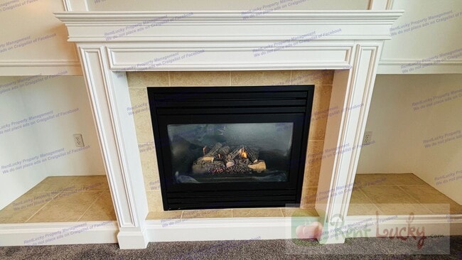 Building Photo - Bright and Spacious Fircrest Townhome in U...
