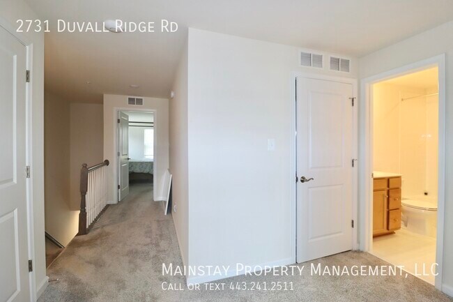 Building Photo - 2 Bedroom Plus DEN End Unit Townhome W Gar...