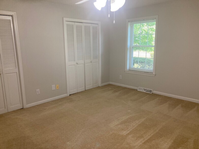 Building Photo - 611 E Mountcastle Dr