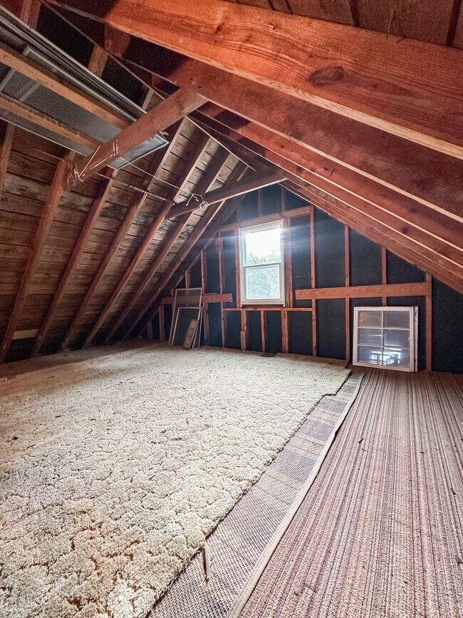 Building Photo - Remodeled 2 bed / 1 bath home