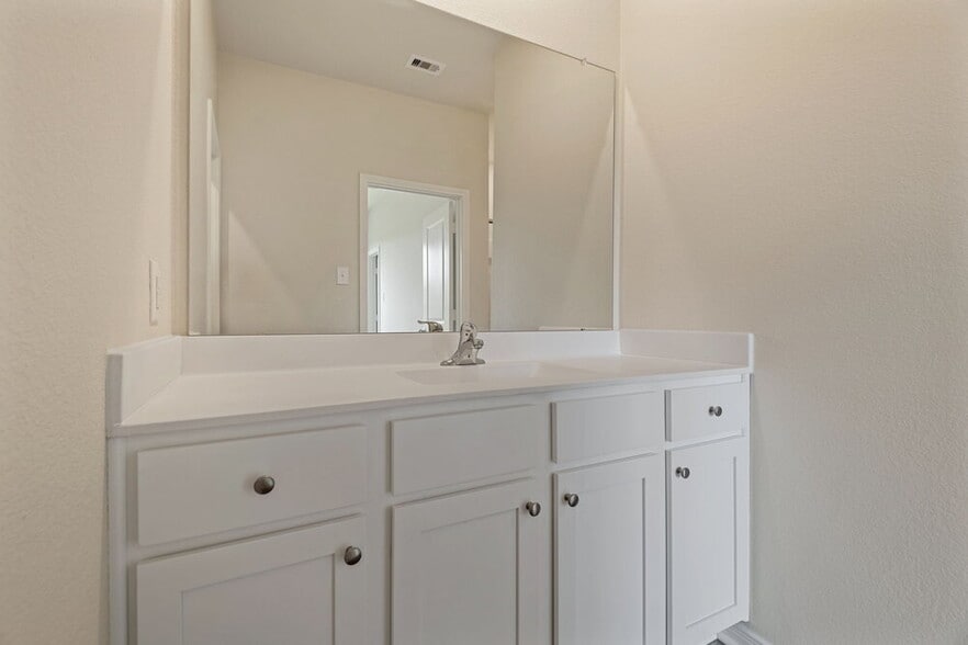 Building Photo - 16426 Honeysuckle Hl Dr