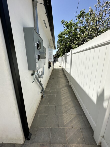 Building Photo - 8436 Oakdale Ave