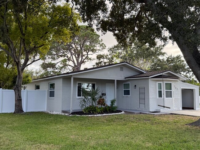 Building Photo - 732 62nd Ave N